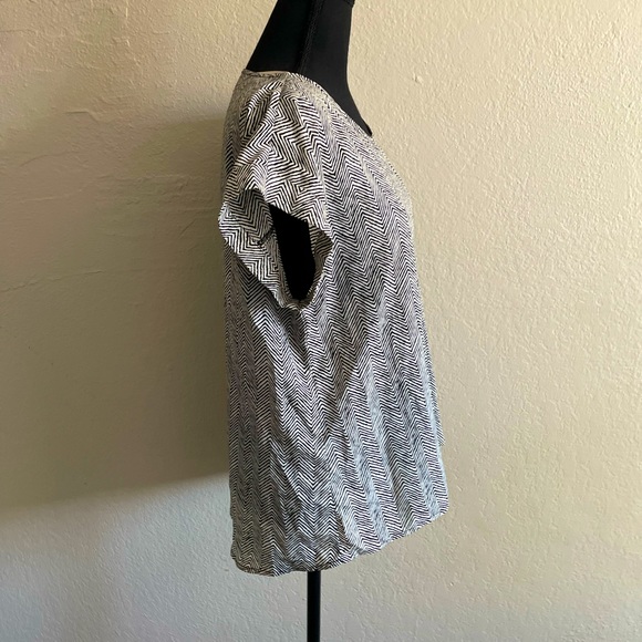 Forever 21 • Black & White Shortsleeved Blouse - Picture 4 of 9